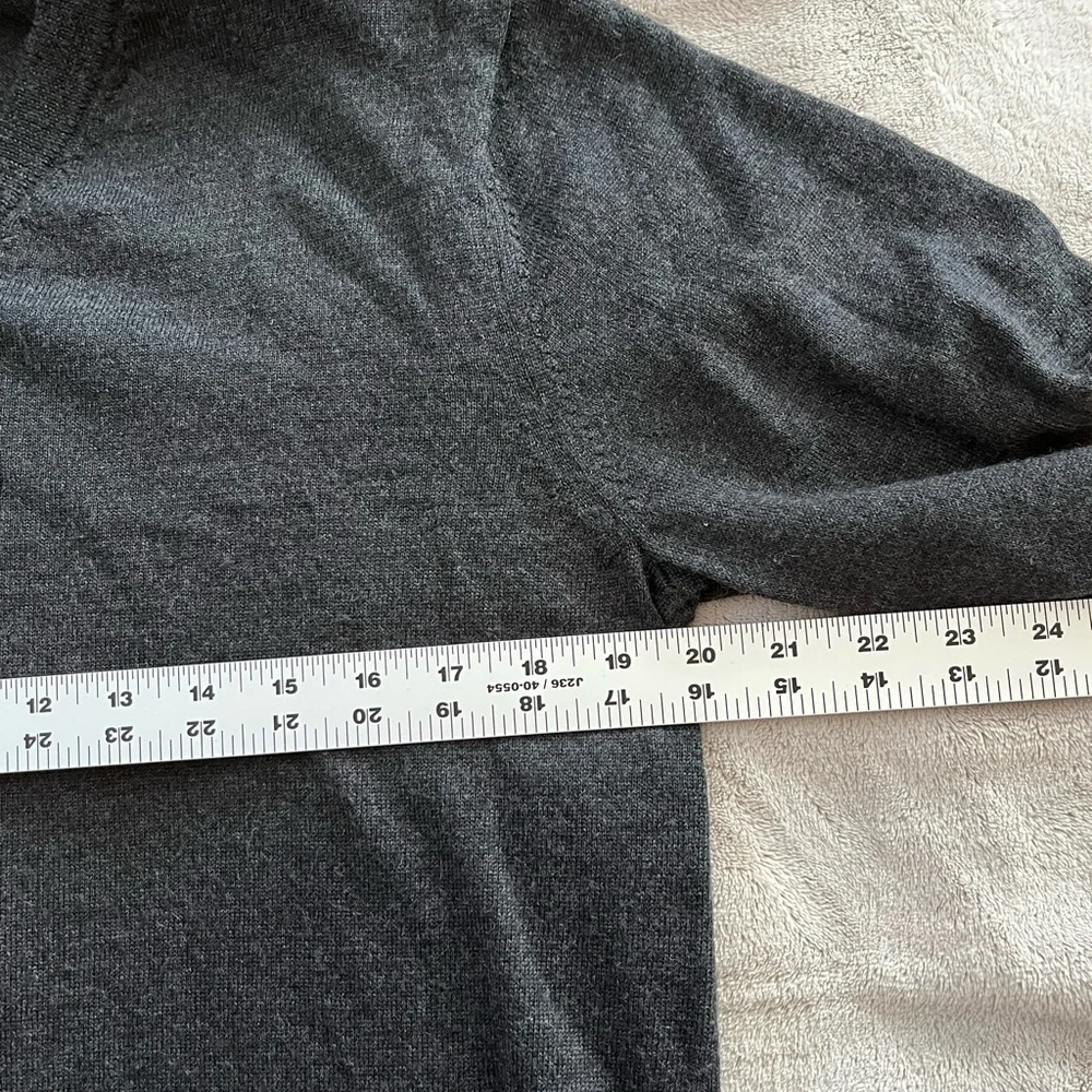 NWT Gap Men’s 100% Merino Wool Charcoal V Neck Sweater Size M Preppy Classic